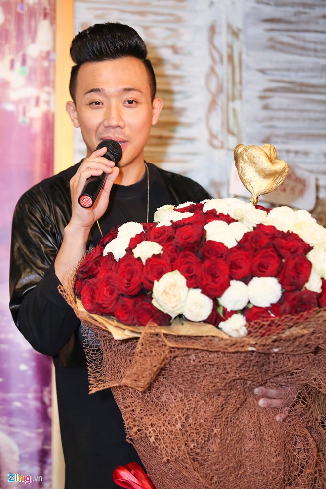 
Chiều 13/7, Hari Won tổ chức họp báo ra mắt MV Anh cứ đi đi tại TP HCM. Trấn Thành khiến không khí buổi họp báo sôi nổi vì bất ngờ xuất hiện với bó hoa lớn trên tay, hòa giọng hát với người yêu.
