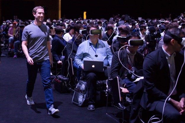 
Mark Zuckerberg tại sự kiện ra mắt Galaxy S7 và S7 edge ở Barcelona. Ảnh: CNN.
