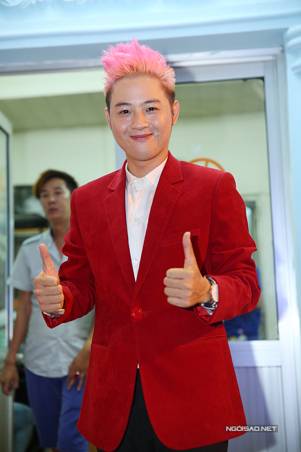 Ca sĩ Thanh Duy cũng biểu diễn trong chương trình.