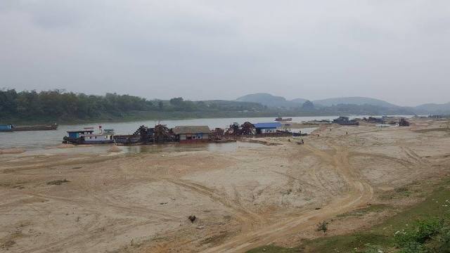 
Hình ảnh các tàu khai thác cát của Doanh nghiệp Thượng Phú và Bình Thuận diễn ra ồ ạt trên dòng sông Lô. Ảnh: Cao Tuân
