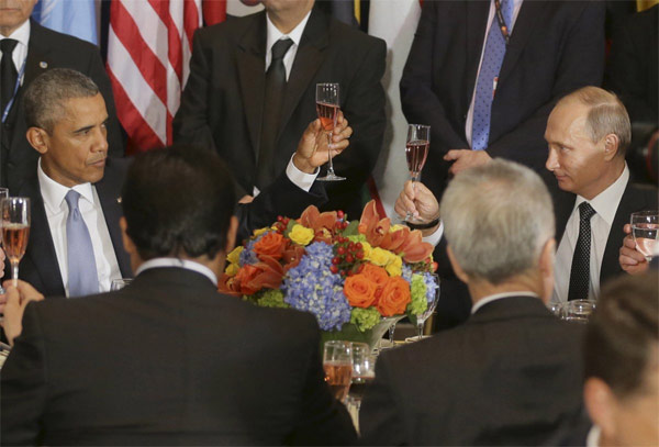 Dù còn nhiều căng thẳng về xung đột ở Syria và Ukraina, Tổng thống Nga Vladimir Putin và người đồng cấp Mỹ Barack Obama vẫn nâng cốc với nhau tại một tiệc trưa khi khai mạc cuộc họp của Đại hội đồng Liên Hợp Quốc ở New York ngày 28/9. (Ảnh: Reuters)