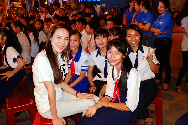 
Lệ Quyên, Á khôi cuộc thi Hoa khôi Áo dài Việt Nam 2015 cũng đồng hành với nhiều nghệ sĩ trong chương trình.
