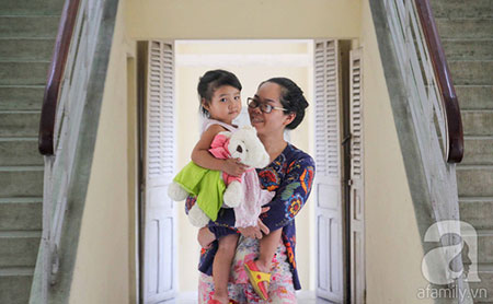 Chị Linh, là mẹ nuôi và là người tiếp nhận bé từ những ngày đầu.
