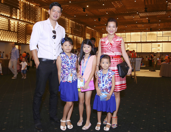 
Gia đình nam diễn viên chụp ảnh kỷ niệm cùng con gái cưng của Trương Ngọc Ánh trước khi cô bé được người thân đón về.

