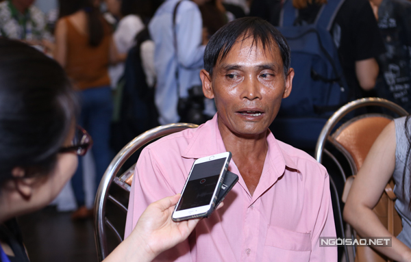 
Bố Hồ Văn Cường được rất nhiều phóng viên hỏi về cảm xúc trước chiến thắng của con trai.

