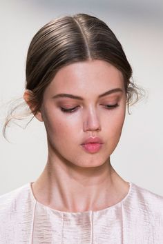 Chiếc miệng nhỏ xinh với đôi môi đầy đặn của người mẫu Lindsey Wixson. Ảnh: Pinterest.