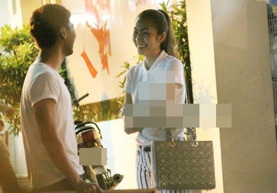 Chiếc t&uacute;i Dior gi&aacute; khoảng 100 triệu rất tiện lợi cho H&agrave; Tăng ra phố.