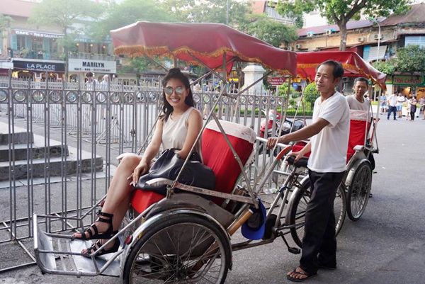 
Jacqueline Phạm thích thú khi được ngồi xe xích lô ở Hà Nội.
