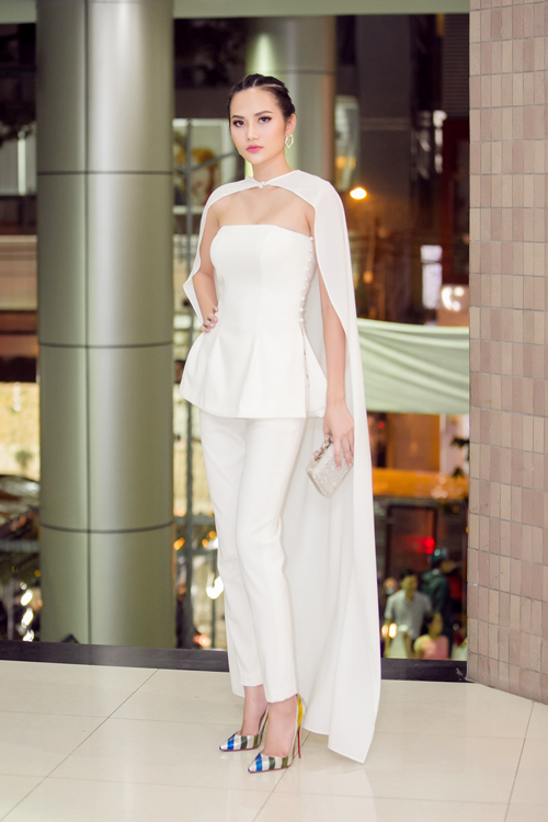 
Diệu Linh giúp mình thêm phần nổi bật với cách mix áo choàng mỏng cùng bộ suit trắng gợi cảm.

