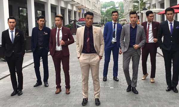 
H&ocirc;m&nbsp;4/5, Kỳ H&acirc;n chia sẻ h&igrave;nh ảnh Mạc Hồng Qu&acirc;n diện bộ vest s&aacute;ng m&agrave;u, c&ugrave;ng d&agrave;n trai đẹp ph&iacute;a sau. H&igrave;nh ảnh n&agrave;y l&agrave;m rộ l&ecirc;n tin đồn cặp đ&ocirc;i chuẩn bị l&agrave;m đ&aacute;m cưới.
