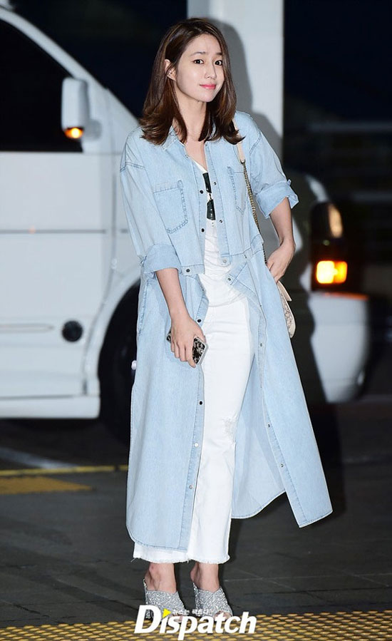 Lee Min Jung xuất hiện tại sân bay Incheon để đáp chuyến bay đến Hawaii. Cô diện áo khoác denim dáng dài và bộ đồ trắng bên trong. Dù đã qua sinh nở nhưng cô vẫn xinh tươi, mặc đẹp chẳng hề kém thời còn son.