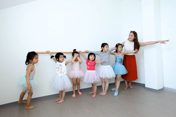 
Thanh Thúy ghé thăm lớp học múa và hướng dẫn một số động tác cơ bản của ballet.
