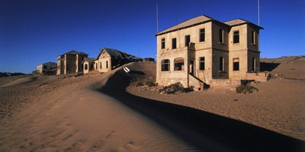 
Kolmanskop giờ chỉ c&ograve;n lại những triền c&aacute;t v&agrave; những ng&ocirc;i nh&agrave; hoang.
