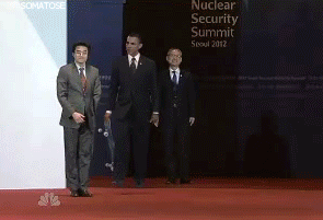 
Tổng thống Mỹ Barack Obama trượt ván trong hội nghị an ninh hạt nhân toàn cầu họp tại Seoul, Hàn Quốc năm 2012.
