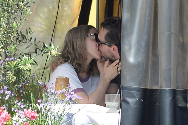 
Amanda và Thomas Sadoski đã giữ kín mối quan hệ cho đến đầu tháng 3 năm nay mới dám công khai. Cặp sao hôn nhau đắm đuối tại một nhà hàng ở Los Angeles vào tuần trước.
