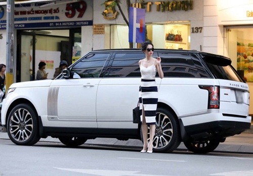 
Cuối năm 2014, Nữ hoàng nội y lại cập nhật hình ảnh về chiếc Land Rover mới mua giá hơn 8 tỷ đồng.

