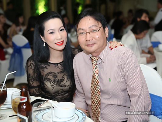 
Á hậu Trịnh Kim Chi hạnh phúc sánh đôi ông xã đi tiệc.
