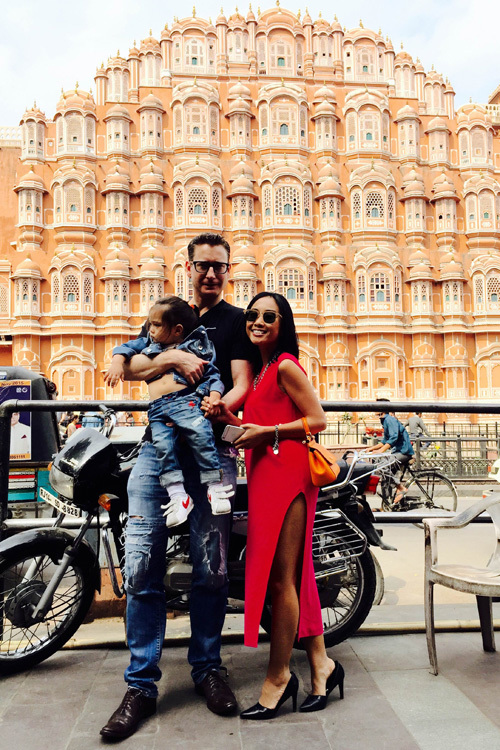 
Bé Sol được bố mẹ dẫn đi tham quan Hawa Mahal - cung điện của gió - ở thành phố Jaipur, miền Bắc nước Ấn.
