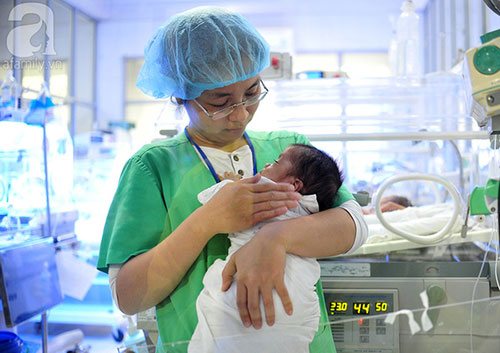 Theo những người làm chuyên môn, tất cả các em bé trong lồng kính, mỗi ngày sẽ có 3 ca được nhân viên y tế ôm ấp, vỗ về như những người mẹ thực sự khoảng 50 phút/ca.