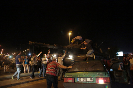 Người dân cố ngăn cản xe tăng ở Ankara. Ảnh: AP