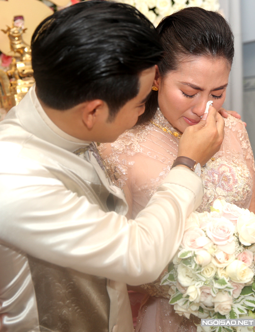 
Nghe những lời mẹ n&oacute;i, Ngọc Lan x&uacute;c động nghẹn ng&agrave;o. C&ocirc; đ&atilde; trải qua nhiều s&oacute;ng gi&oacute;, lận đận t&igrave;nh duy&ecirc;n trước khi t&igrave;m được hạnh ph&uacute;c b&ecirc;n Thanh B&igrave;nh.
