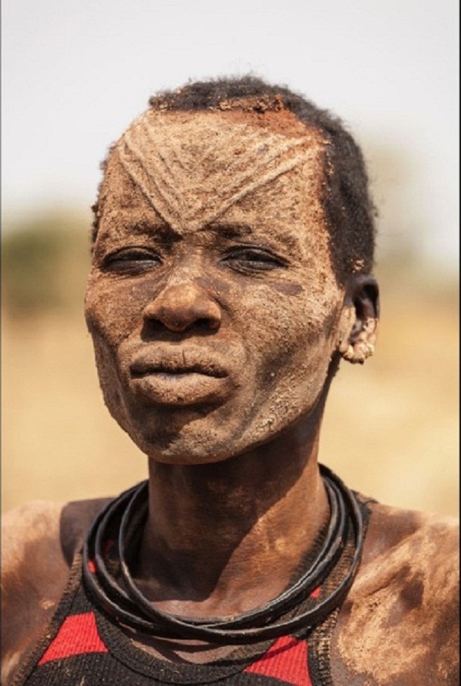 
Phụ nữ Mundari cũng thường dùng tàn tro của phân bò để bôi lên mặt, vừa để khử trùng lại vừa để bảo vệ da khỏi côn trùng.
