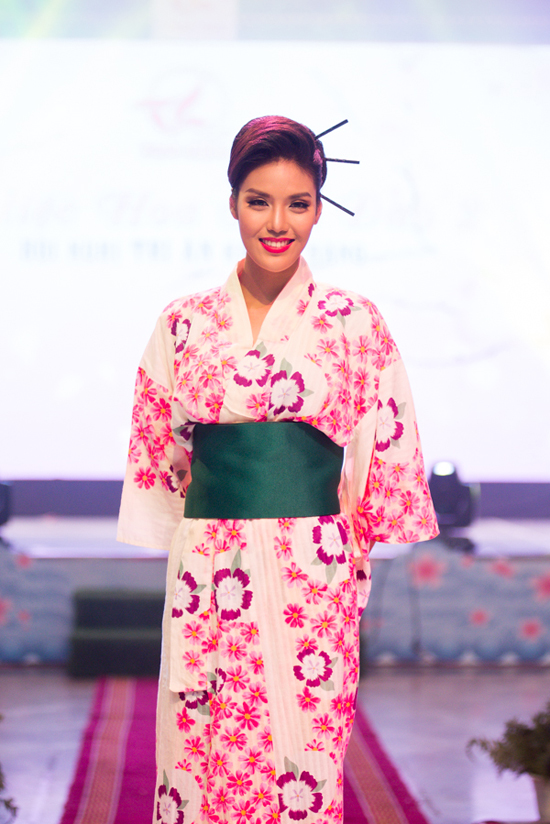 Hoa khôi Lan Khuê cũng xúng xính diện trang phục truyền thống của phụ nữ Nhật.