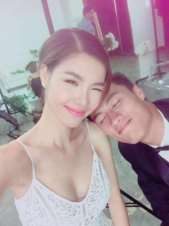 
H&ocirc;m 6/6, Kỳ H&acirc;n đăng ảnh selfie nh&iacute; nhảnh với Mạc Hồng Quận tại một studio ảnh cưới ở TP HCM.
