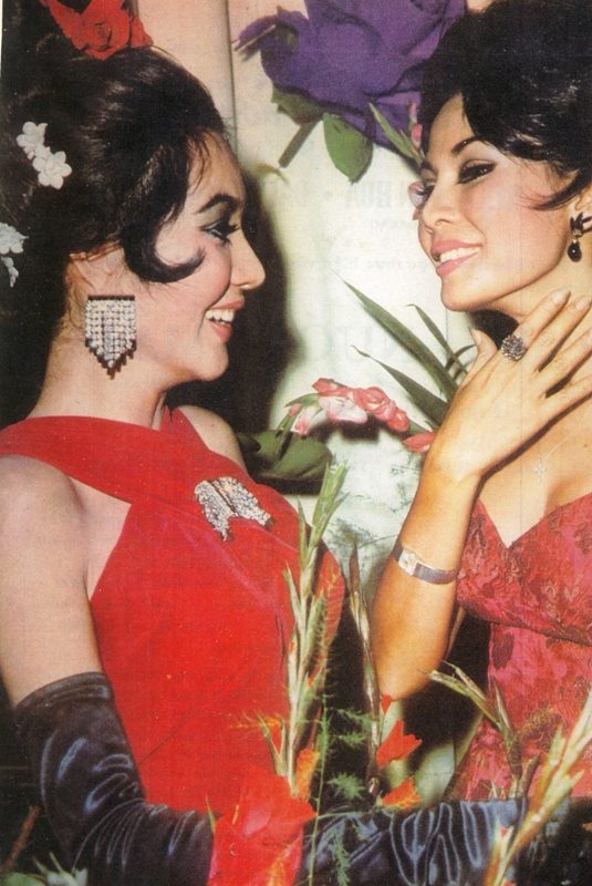 
Trong thập niên 60 – 70, vẻ đẹp của Thẩm Thúy Hằng trở thành chuẩn mực, phong cách thời trang, cách chăm sóc sắc đẹp của bà được phái đẹp học hỏi.
