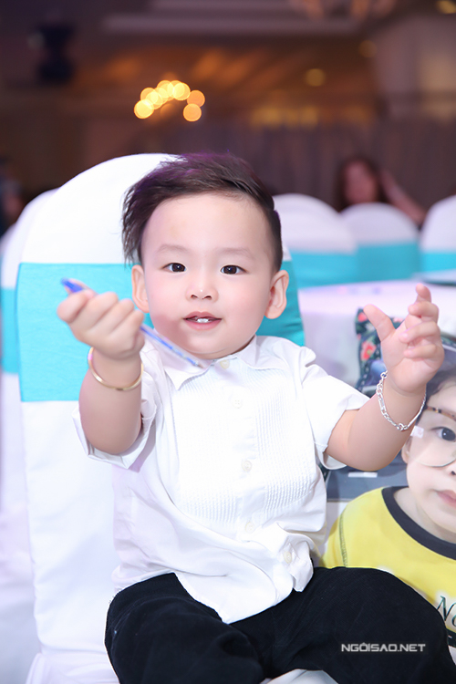 
Trong nhiều khoảnh khắc, bé Noah trông cực kỳ giống Diễm Hương, nhất là ở nụ cười rạng rỡ.
