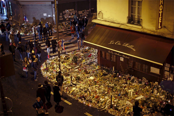 Người dân bày tỏ sự thương tiếc với các nạn nhân bên ngoài các nhà hàng Le Petit Cambodge và Le Carillon một tuần sau loạt vụ khủng bố chấn động Paris ngày 13/11. (Ảnh: Reuters)