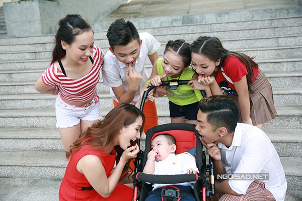 Kubi không chỉ có đông đảo fan yêu mến trên mạng xã hội, ngay cả các học trò của Khánh Thi - Phan Hiển cũng dành sự tình cảm yêu mến với cậu bé.