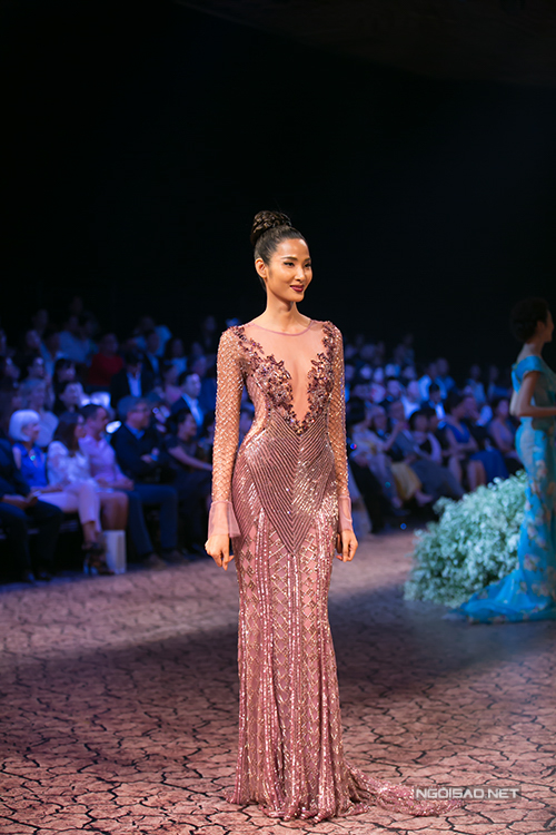 
Váy của Hoàng Thuỳ được một vị doanh nhân bỏ ra 2.000 USD mua để ủng hộ việc từ thiện của NTK Hoàng Hải.
