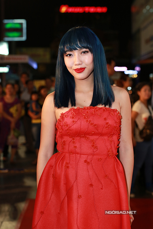 Diễn viên hài Diệu Nhi diện váy đỏ rực rỡ.