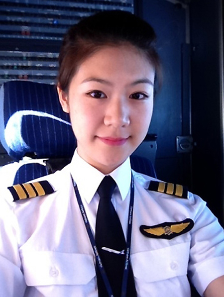 
Bà xã Trương Thế Vinh sinh năm 1987 tại Brussel (Bỉ). Cô bắt đầu làm việc tại hãng hàng không quốc gia Việt Nam từ năm 2010, sau khi tốt nghiệp khóa đào tạo phi công tại Montpellier (Pháp). Đông Phương có kinh nghiệm hơn 6 năm lái máy bay và mới lên chức cơ trưởng của hãng hàng không quốc gia Việt Nam.
