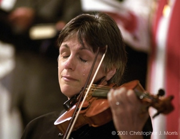 
12. Tiếng đàn xót thương của người nghệ sĩ violin dành cho những nạn nhân xấu số của vụ khủng bố 11/9 tại Mỹ năm nào.
