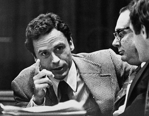 Vẻ ngoài điển trai như tài tử điện ảnh của kẻ máu lạnh Ted Bundy đã khiến cho nhiều phụ nữ mê đắm và chết trong tay hắn