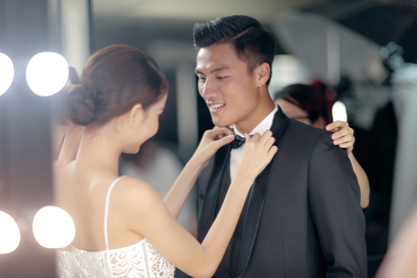 
Ngay sau đ&oacute;, cặp đ&ocirc;i c&ocirc;ng khai loạt ảnh cưới của m&igrave;nh. Tuy vậy, Mạc Hồng Qu&acirc;n cho biết anh v&agrave; Kỳ H&acirc;n chỉ l&agrave;m đ&aacute;m hỏi chứ chưa cưới.
