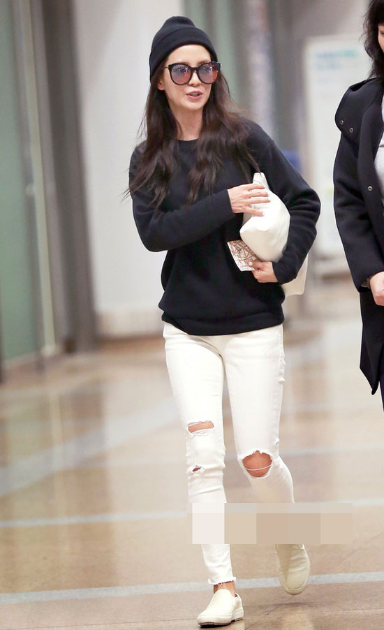 Hai gam màu huyền thoại trắng - đen được Song Ji Hyo tận dụng trong lần mặc ra phố tuần qua.