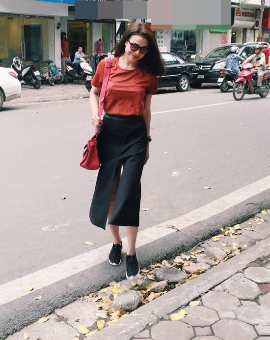 Trà Ngọc Hằng là một trong những ngôi sao nữ sở hữu street style hàng đầu Vbiz. Tuy nhiên, ngay cả cô nàng có khuyết điểm vẫn gây dựng cho mình một diện mạo đẹp mắt hơn nhờ cách học lỏm gu ăn mặc của người đẹp. Chân váy midi xẻ trước là vị cứu tinh cho nàng chân cong, đùi to.