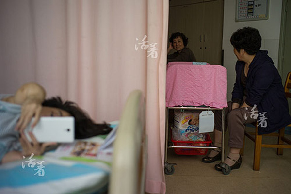 
Khi có người đến thăm, bàn luận về tình hình sức khoẻ và sự liều mạng của chị Hồ Lục, chị vờ như không quan tâm.
