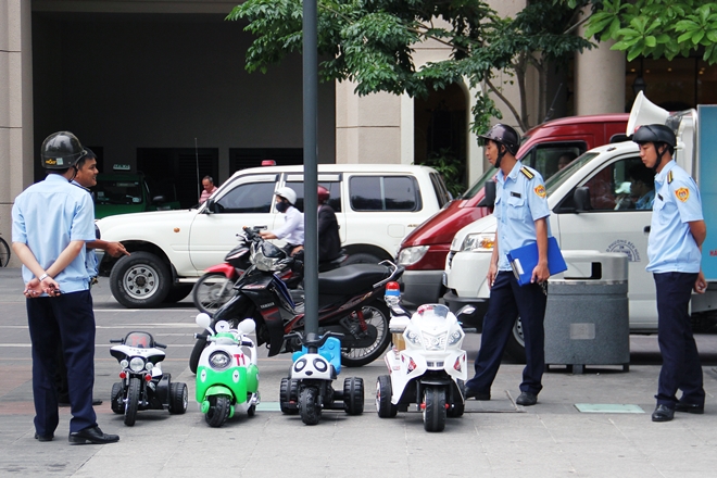 

 

Ông Ngô Ngọc Lâm, nhân viên Đội Quản lý trật tự đô thị quận 1, cho biết: “Chúng tôi đã ghi nhận nhiều trường hợp khách tham quan phản ánh trò chơi xe điện khiến phố đi bộ rất lộn xộn. Do chưa có chế tài xử lý nên chúng tôi chỉ tăng cường tuần tra và nhắc nhở để hạn chế ít nhất trường hợp khách tham quan bị va quẹt gây nguy hiểm thương tích”.

