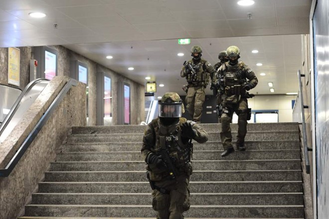 
Giới chức thành phố Munich cho rằng ít nhất 3 tay súng đã tham gia vào vụ việc tại trung tâm mua sắm Olympia. Một số nhân chứng cho biết, họ nhìn thấy một tay súng sử dụng súng trường dài trong khi hình ảnh trong đoạn băng ghi lại cho thấy một tay súng sử dụng súng ngắn. Ảnh: DPA
