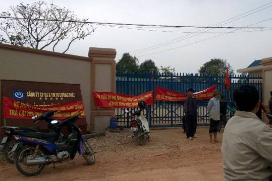 Người d&acirc;n k&eacute;o đến v&acirc;y quanh nh&agrave; m&aacute;y với nhiều băng r&ocirc;n, khẩu hiệu y&ecirc;u cầu c&ocirc;ng ty di dời đi nơi kh&aacute;c