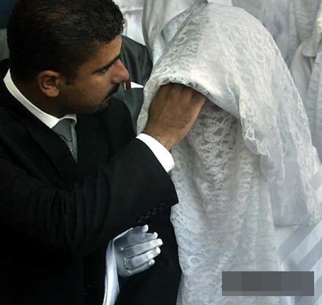 
Một cô dâu Trung Đông bịt mặt kín mít trong ngày cưới.
