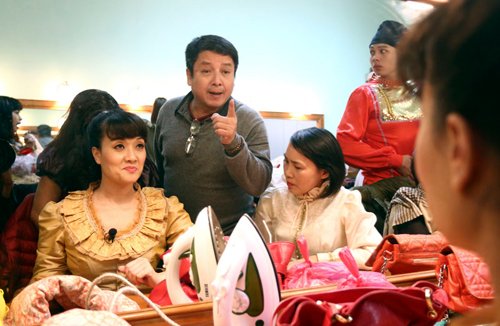 Đạo diễn Chí Trung cùng các diễn viên trong đoàn chuẩn bị trang phục cho vở diễn Quan thanh tra.