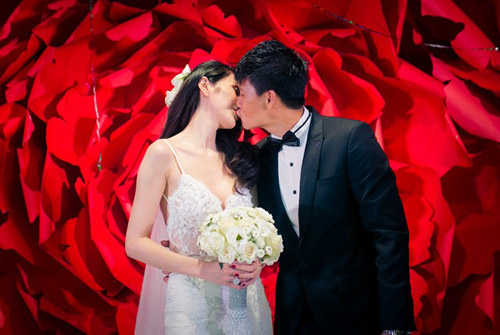 
Sau gần 10 năm yêu, Vinh - Tiên đã có cái kết viên mãn bằng một đám cưới ngọt ngào. Nụ hôn Công Vinh trao cho Thủy Tiên trong lễ cưới khiến nhiều người phải ngưỡng mộ.
