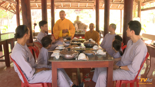 
Hoan hỷ dùng bữa cơm chay đầu tiên tại chùa.
