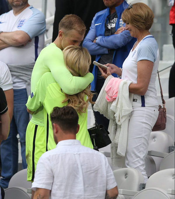 
Thủ thành Joe Hart cũng tới ôm hôn bà xã Kimberkey.
