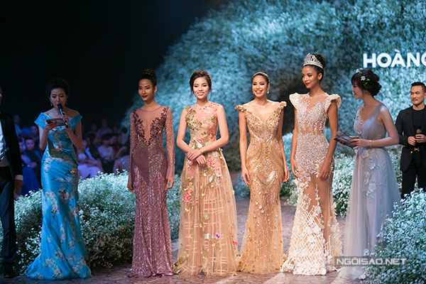
Từ trái sang: Hoàng Thuỳ, Hoa hậu Kỳ Duyên, Phạm Hương và Flora Coquerel trong màn đấu giá váy cùng hai MC Thuý Vân và Thuỵ Vân.
